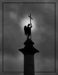 Ангел господень / Ижевск. Михайловская колонна. Колонна выполнена из чугуна, на вершине колонны установлен бронзовый ангел (ангел Ижевска) с крестом в руках.