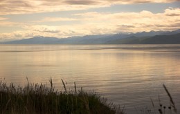 штиль / Был полный штиль, и море отдыхало,
Забыв про бури, волны, и ветра,
Чарующе рябило и блистало
Под ярким солнцем с самого утра.