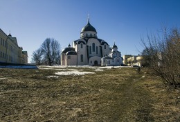 &nbsp; / Тверь. В Христорождественском женском монастыре. Вид на Воскресенский собор. Перед ним - часовня Новомучеников и Исповедников Российских.