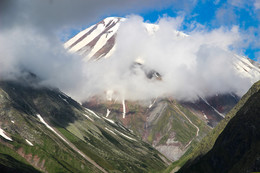 Крестовый перевал / перевал на Военно-Грузинской дороге (Владикавказ — Тбилиси) на высоте 2379 м через Главный Кавказский хребет.