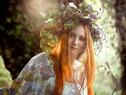 Дриада. / Дриады - древесные девы похожи на прекрасных человеческих женщин, а вот цвет волос и кожи им достался от деревьев и меняется он в зависимости от сезона. Так зимой кожа дриады становится темной, а волосы абсолютно белыми, как снег. Осенью волосы приобретают красный или желтый оттенок, словно листва, а летом лесная нимфа становится насыщенного зеленого цвета. С такой маскировкой дриадам удается скрываться от самых пристальных глаз.

Общество себе подобных дриады не сильно жалуют, но и не сторонятся. Однако, маловероятно, что в одной роще соберутся более полудюжины лесных дев.

Как и любым растениям и цветам, для жизни дриадам достаточно воды и солнца. Другой пищи они не употребляют. Нимфы не могут надолго покидать свои жилища-деревья. Чем дальше отходит она от своего дома, тем быстрее покидают ее силы и ей необходимо возвращаться обратно....
Как и человеческие женщины, дриады стремятся оставаться красивыми и используют для этого весьма интересные средства. Свою копну волос они могут украсить живой виноградной лозой, а среди отдельных прядей могут вдруг зацвести прекрасные цветы, повинующиеся настроению лесной девы. Аромат дриады похож на запах того дерева, вместе с которым она родилась и духом которого является....(с)
Случайный снимок. Просто повезло встреть в лесу настоящую Дриаду....)