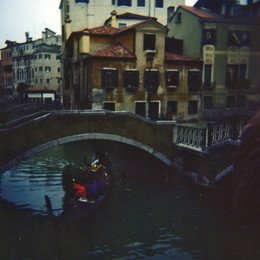 Люди плавают по каналам в Венеции зимой 2014 / Люди плавают по каналам в Венеции зимой 2014