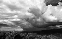 Непогода / надвигающаяся гроза в Сочи. Вид на гору Ахун