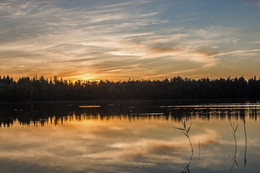 Закат / красивое закатное небо над Тросницким озером недалеко от Полоцка
