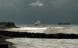 шторм начинается / новый волнорез близ Туапсе