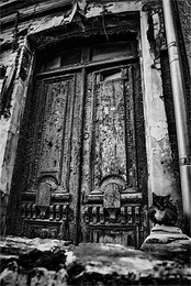 Старая дверь. / центр города