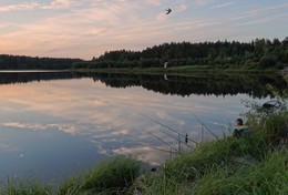 Рыбалка на озере / Рыбалка на озере поздним вечером