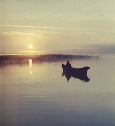 Восход на Селигере / Утренняя рыбалка с лодки на Полновском плесе. Это самая северная часть Селигера, в Новгородской области. Прошло почти полвека...