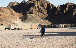 Девочка в пустыне. / Были в Египте на экстурсии у бедуинов. Вот в такие игрушки играют местные дети.