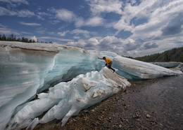Путешествие по июньским льдам / За зиму на некоторых реках Якутии намерзает наледь… Льды такой толщины, что растают только в конце короткого якутского лета.