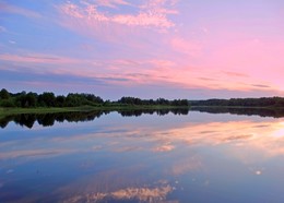 Розовый закат на озере / Розовый закат на озере