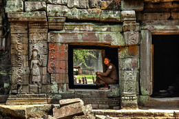 Смотритель музея / В храме Ангкор, Камбоджа
