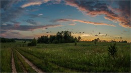 рассвет у Б. Каринского / до восхода секунды, дорога мимо озера, небольшой рощицы, к небольшому дачному посёлку.