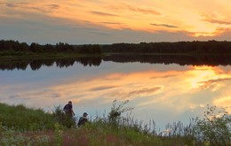 Вечерняя рыбалка на озере / Вечерняя рыбалка на озере перед собирающейся грозой.