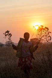 На Закате / Это девочка Линда. Она живет на востоке Замбии в маленьком городе Лундази. На закате она ходит на поле сорвать сухой травы, чтобы растопить уголь и помочь маме приготовить ужин.
