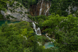 Плитвицкие озера / Плитвицкие озера,Хорватия.Крупнейший Хорватский национальный парк Плитвицкие озера — настоящее природное чудо света! Он расположен среди неприступных лесов Хорватской горы Динарик, которые на старых картах обозначались как “Дьявольский лес”.
