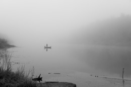 Утро неслышно ступало по реке ... / Туманный этюд ..