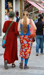 Девушки бывают разные / Фото из Праги. Сидели, отдыхали в центре города,а я снимала проходящих мимо людей,совершенно разных.