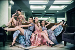 Девушки бывают разные / Снимок с проекта &quot;Я Модель&quot; Проводился впервые в ДНР. На снимке девочки финалистки в платьях от Алеси Кошечкиной.