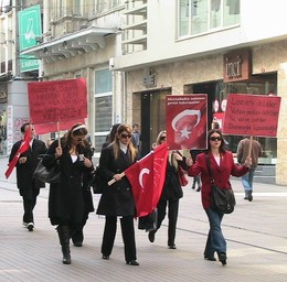 Девушки бывают разные / По истанбулским улицам. Международный женскии день, несколько лет тому назад...