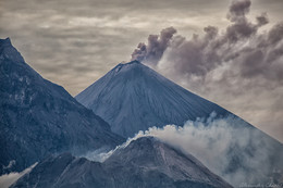 Курящие великаны / Вулканы Ключевская сопка, Камень и Безымянный. Ключевская сопка- самый высокий вулкан Евразии.