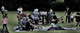 Дух времени / пикник мусульманской семьи на берегу Темзы, близ королевского замка в Виндзоре