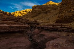 Красный каньон / Красный Каньон представляет собой высохшее русло древней реки. Много веков назад вода вымыла в горной породе причудливые извилистые проходы в скале, создав необычные формы.