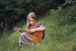 Серафима и мандолина / Девочка играет на мандолине