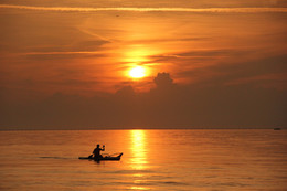 Восход в Чесапикском заливе / Че́сапикский зали́в (англ. Chesapeake Bay [ˈtʃɛsəpiːk]) — эстуарий (крупнейший в США) реки Саскуэханна (впадает в городе Havre de Grace округа Харфорд). Один из наиболее известных природных ландшафтов Северной Америки. Является де-факто частью Атлантического океана, вдающейся в материк и расположенной между штатами Виргиния и Мэриленд.