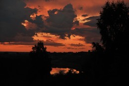 Выткался над озером алый цвет зари... / Поздний вечер августа ...