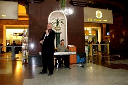 Заслуженный артист. / Известный скрипач,заслуженный артист Михаил Блам играет со своей дочерью Натальей для пассажиров в зале ожидания Новосибирского железнодорожного вокзала.
"Штраус начинал свою музыкальную карьеру с игры на вокзале в Петербурге!" Так говорит маэстро в своём интервью в 2016 году. Фото 2011 года.