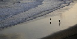 Двое / Снято во время путешествия на Гран Канарии (Испания). Сильный шторм порадовал фотографов и расстроил отдыхающих..