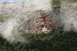 Crna Gora (Montenegro) #14 / Острог — не самый древний монастырь в Черногории. Состоит из двух частей — верхней и нижней, причем, верхняя встроена в скалу на высоте почти 1 км над уровнем моря.
