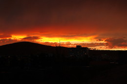 Закат над городом / яркий закат и пасмурное небо