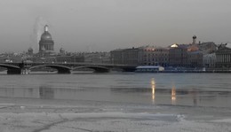 Магнитом тянет нас закат.... / Магнитом тянет нас закат
Своей прозрачной тишиной,
Суетность жизни укачав
Большой неведомой рукой.
И на душе, как в Храме Божием,
Немного грустно, но светло,
Что бренность мира постигаешь
И Вечность Жизни заодно.
/Сысоева Л./