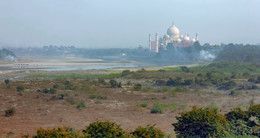 Вид на Тадж-Махал от Красного форта / Пейзаж, на который смотрел Шах-Джахан последние несколько лет своей жизни