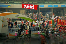 Делу время / Шоу начинается.... Начало этапа гонки &quot;Формула 1&quot; в Индии. Пилоты гоночных болидов.