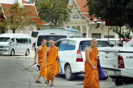 Две эпохи / Буддийские монахи.