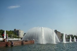 Фонтан из каскада. / Каскад фонтанов &quot;бассейн реки Обь&quot; построен в 21 веке в Новосибирске на площади Пименова перед ГПНТБ.