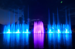 Вечерние фонтаны на озере Абрау. / Июнь 2017 год. 
Посёлок Абрау-Дюрсо, Краснодарский край.