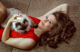 Натали. / Гламурный портрет девушки,позирующей с котом на руках.