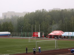 Туманное утро на стадионе. / Туман был мелкорассеяным, вблизи совершенно не видный и только вдали была видна его пелена.