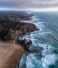 Линия обороны / Легендарные пляжи атлантического побережья Португалии. Об эти скалы разбиваются валы, проделавшие многотысячный путь от восточного берега США. Национальный парк Висентина. Снято дроном с высоты ок 400 м.