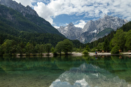 &nbsp; / Перед подъемом в горы, прямо у дороги находится великолепное альпийское озеро Jasna с зеленой водой красивого оттенка.