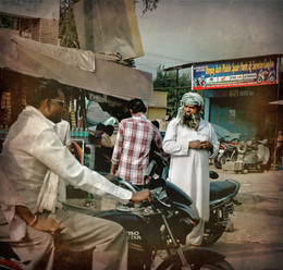 На дорогах Индии. Человек в белом / Снимал в Индии из окна проезжающего автомобиля
