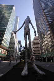 На Парк Авеню / 33-метровую скульптуру из нержавеющей стали и алюминиевой фольги создал американский художник Том Фридман.

Причудливая гигантская статуя, которая смотрит на переполненную и суетливую часть города