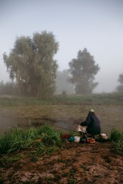 На рыбалке / утро,туман,озеро,лето,август,рыбак