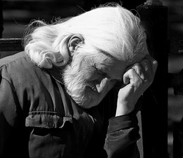 Одиночество не в сети / Под грузом лет...