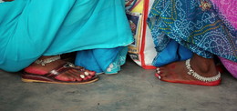 Про украшения / На вокзале в Агре.
Колечки на пальцах ног в Индии носят замужние женщины (хинду).
А красные ступни – признак служения женскому божеству, Великой Матери… После специальной церемонии почитания, ступни ног этих женщин окрасят несмываемой, но со временем выцветающей темно-красной краской, чтобы обозначить, что женщины эти будут доступны для молодых мужчин, чтобы помочь им получить опыт. 
 Женщины с красными ступнями были самыми популярными среди мужчин всех возрастов. И до конца его дней ничто не могло так быстро возбудить мужчину, как мелькнувшая красным ступня проходящей мимо женщины; и зная это, некоторые женщины натирали и пощипывали до красноты ступни, чтобы сделать себя более привлекательными.