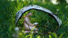 Чтение. / В данной фотографии, я использовал свою авторскую скульптуру из керамики.